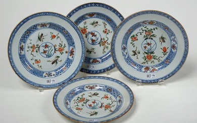 Suite de quatre assiettes en porcelaine polychrome de Chine à décor de "Grues à couronne rouge" et de "Fleurs". Epoque: XVIIIème. (Petits éclats). Diam.:+/-22cm.