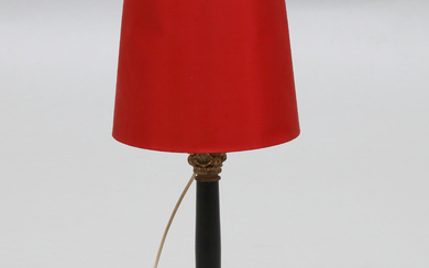 TABLE LAMP, columnar base, black marble, burnished gilt, red screen, first half of the 20th century.