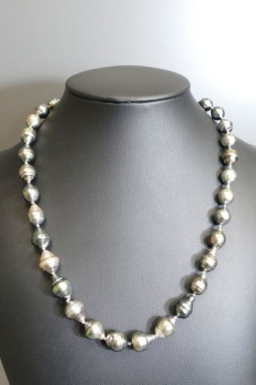 Tahitian pearl necklace, 18 karat yellow gold clasp...