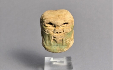 Tête de Bès Égypte, 3e période intermédiaire, 1070-664 avant J.-C. Faïence, H = 4,3 cm...