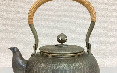 Tetsubin (cast iron kettle) - Silver - Ginsendō 銀川堂 - 'Ginbin' 銀瓶 (Silver kettle) - With seal 'Ginsendō' 銀川堂 and 'ginjun' 銀純 (pure silver) - Japan - ca 1930s (Early Showa period)