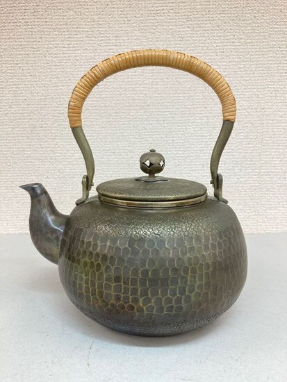 Tetsubin (cast iron kettle) - Silver - Ginsendō 銀川堂 - 'Ginbin' 銀瓶 (Silver kettle) - With seal 'Ginsendō' 銀川堂 and 'ginjun' 銀純 (pure silver) - Japan - ca 1930s (Early Showa period)