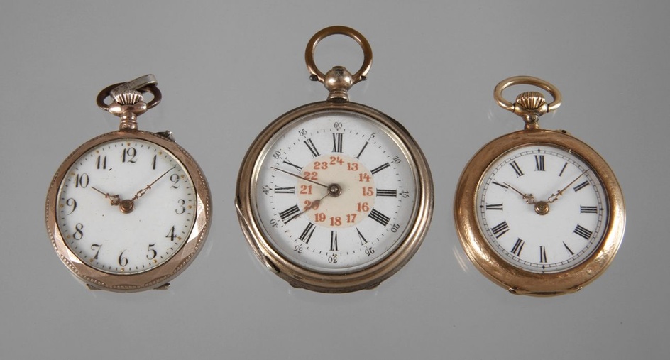 Trois horloges suspendues vers 1900, 1 x or estampillé 14 k, plus deux montres de...