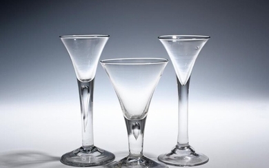 Trois verres à vin vers 1750-60, avec des coupes en forme de trompette sur des...