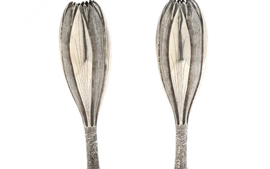 Two Chinese export silver vases in shape of a lotus bud. Mark of Yu Yuan Zeng, Xiamen, circa 1900. Weight 250 g. H. 17 cm. (2)