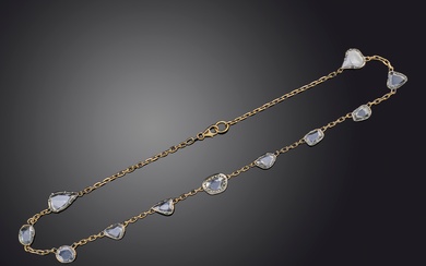 Un collier de diamants, serti de diamants taillés en rose de formes variées totalisant environ...