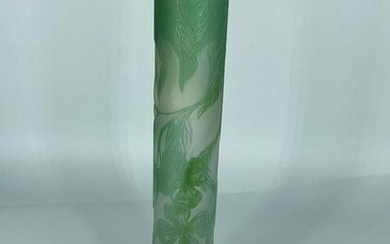 Un vase rouleau à fleurs vertes