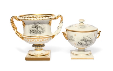 Un vol Barr et un vase Barr, ainsi qu'une jarre et un couvercle, vers 1810-15,...