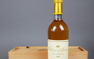 Une bouteille de Château d'Yquiem, Lur-Saluces, Sauternes, 1998, dans une caisse bois