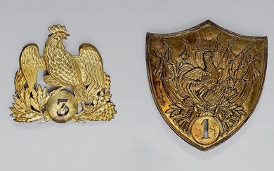 Une plaque de plateau de sabretache de hussard du 1er régiment et une plaque de...