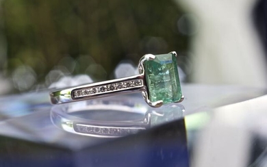 Unique piece. Ring in 18 kt white gold and sublime Emerald natural octagonal cut 1.42 carat GRS certified with ring body set with 0.13 carat brilliant cut diamond rails. cut (modifiable) 52+. The ring is signed and numbered by the designer. 3,10g...