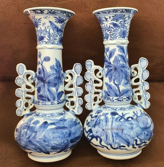 Vase (2) - Blue and white - Porcelain - Venetian design - China - Kangxi (1662-1722)