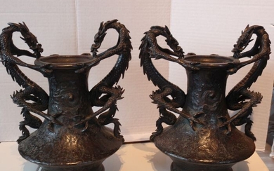 Vase (2) - Bronze - Dragon - Kimura Tōun 木村渡雲 (Murata Seimin II) - Pair of usubata vases decorated with coiling dragons - Marked 'Tōun ju' 渡雲鋳 with kaō 花押 - Japan - Meiji period (1868-1912)