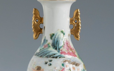 Vase. Chine, dynastie Qing, fin du XIXe siècle. Porcelaine décorée en relief. Sceau sur la...