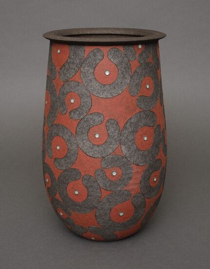 Vase, Kabin 花瓶 (Flower vessel) - Stoneware - Asano Masaru 浅野勝 (1944) - Contemporary Mashiko'yaki stoneware vase with u-shapes on a red background. - Japan - Shōwa period (1926-1989)