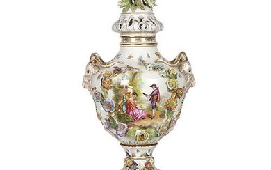 Vase avec couvercle en porcelaine émaillée de Saxe, fin XIXe-début XXe siècle, composé de trois...