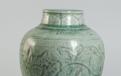 Vase balustre à large épaulement et petit col cylindrique...