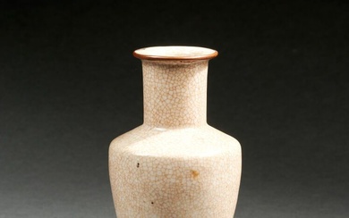 Vase balustre en porcelaine à couverte craquelée beige de type Guan