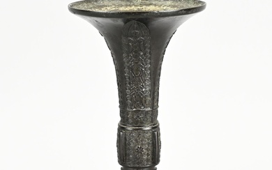 Vase chinois ancien de type gu. 19ème siècle ou plus ancien. Dimensions : H 21,6...