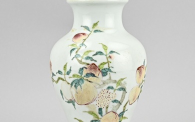 Vase en porcelaine chinoise à décor de pêche peint en mat. Marque inférieure à quatre...