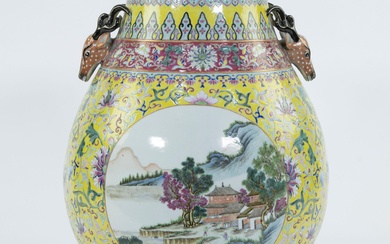 Vase en porcelaine de Chine à décor de pivoines sur fond jaune et de paysages...