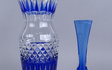 Verrerie: cristal signé Val St Lambert bleu/incol (2): Vase taillé H:30cm et soliflore H:24cm