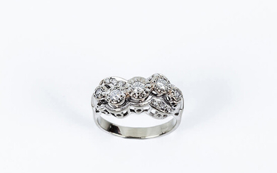 Vintage ring in white gold with a sinuous central...