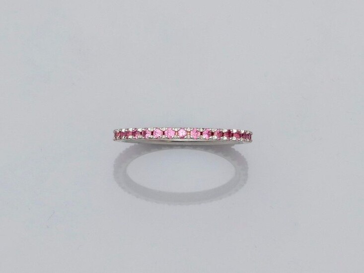 Wedding band in white gold, 750 MM, highlighted with round pink sapphires, size: 55, weight: 1.85gr. gross.