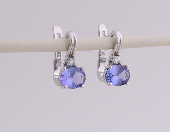 White gold earrings, 750/000, with tanzanite and