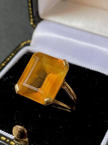 Yellow gold ring with an important yellow stone...