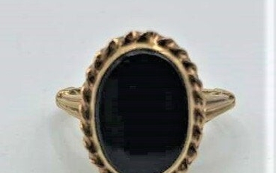 10 K Yellow Gold Ring with Black Onyx Stone , Size 6.75