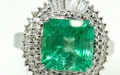 10.84 g White Gold Emerald Diamond Ring