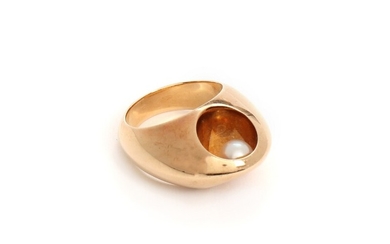Arne Johansen: Pearl ring set with a cultured pearl, mounted in 14k gold. Size 54. Pearl diam. 6.2 mm. Weight app. 16.5 g.