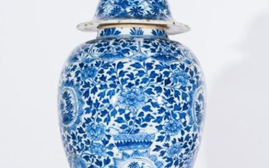 Arte Cinese A blue and white baluster vase painted