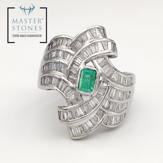 18 kt.White gold - Ring - 0.30 ct Emerald - Ct 2.50 Diamonds - Masterstones n 521PT174