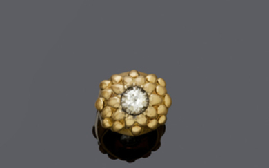 DIAMOND AND GOLD RING, ca. 1945.