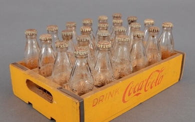 24 glazen Coca Cola miniatuurflesjes in houten kratje, alle...