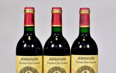 3 bouteilles, Saint-Emilion Grand Cru, Château Angelus, 1er Grand Cru Classé, 1989. Une étiquette avec...