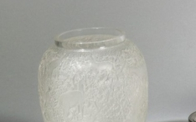 LALIQUE FRANCE «Biches», modèle créé en 1932 Vase …