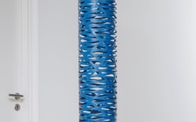 Lampadaire Tress par Marc Sadler, édition Foscarini, le diffuseur formé d'un tressage en fibre de verre bleu, h. 195 cm, diam. 25 cm