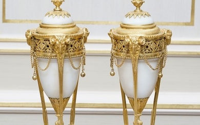 Paire de vases couverts formant bougeoirs, de style Louis XVI, fin XIXe s. en bronze ciselé et doré, à corps central en marbre blanc