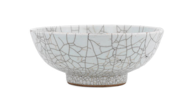 A ge-type crackle-glazed bowl