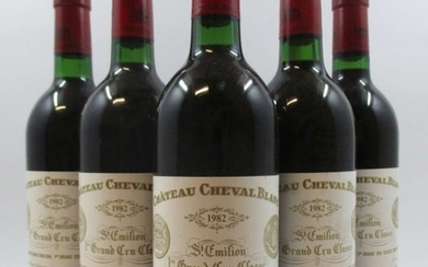 5 bouteilles CHÂTEAU CHEVAL BLANC 1982 1er GCC (A) Saint Emilion (3 base goulot