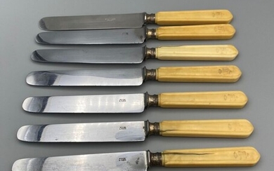 8 grands couteaux manches ivoire marin, armoiries à la couronne comtale (en partie effacées), 6...