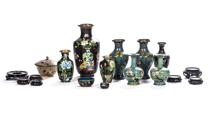 8 vases de Chine à décor de fleurs ou dragons en cloisonné