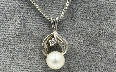 A 14K WHITE GOLD PEARL AND DIAMOND NECKLACE, 4.18 GRAMS