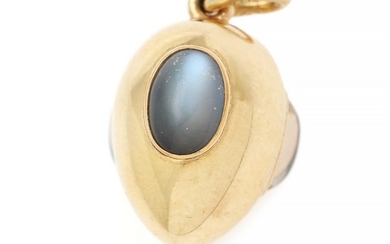 A 14k gold Easter egg pendant, set with three cabochon moonstones. C. 1900. H. incl. loop. 3 cm. Provenance; Formerly Grand Duchess Anastasia Mikhailovna.
