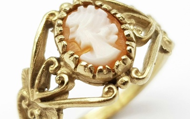 A 9K YELLOW GOLD CAMEO SET RING. 2.8G. SIZE...