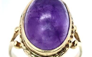 A 9K YELLOW GOLD VINTAGE CABACHON AMETHYST RING. 4.2G. SIZE ...