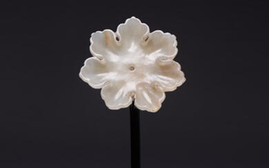 A CHINESE PALE CELADON JADE FLOWER-SHAPED PLAQUE